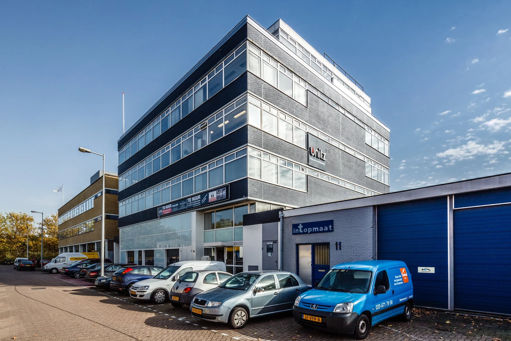 Modern bedrijfsverzamelgebouw met parkeergelegenheid aan de Ellermansstraat 12 in Amsterdam.