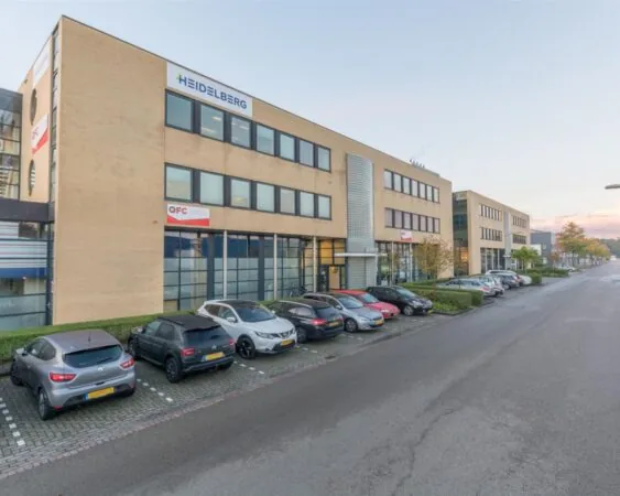 Moderne kantoorruimte aan de Mollerusweg 84 met parkeerplaatsen aan de voorzijde.