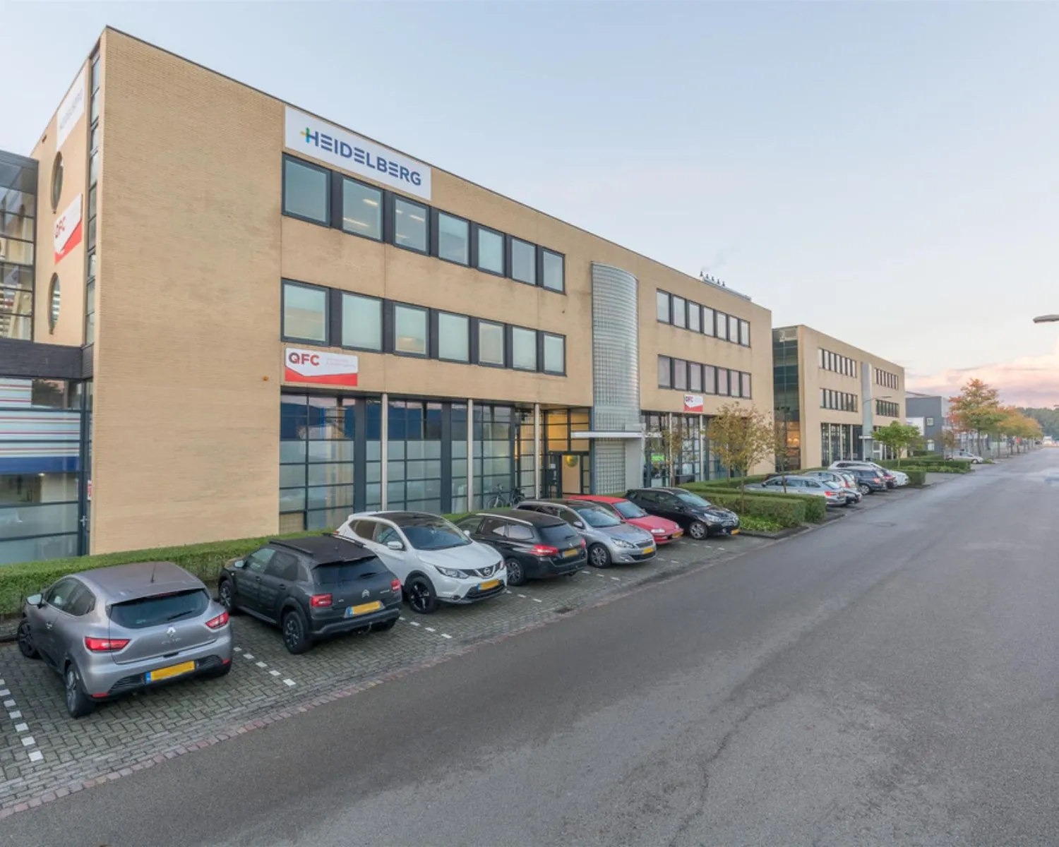 Moderne kantoorruimte aan de Mollerusweg 84 met parkeerplaatsen aan de voorzijde.