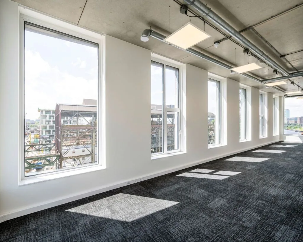 Lichte, moderne kantoorruimte met grote ramen aan de Oostenburgermiddagstraat in Amsterdam.