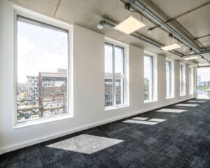 Lichte, moderne kantoorruimte met grote ramen aan de Oostenburgermiddagstraat in Amsterdam.