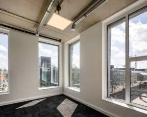 Lichte, moderne kantoorruimte met grote ramen aan de Oostenburgermiddagstraat in Amsterdam.