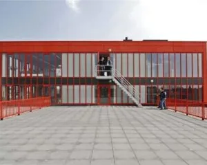 Moderne kantoorruimte aan de Panamalaan met opvallende rode gevel en buitentrap naar een ruim dakterras.