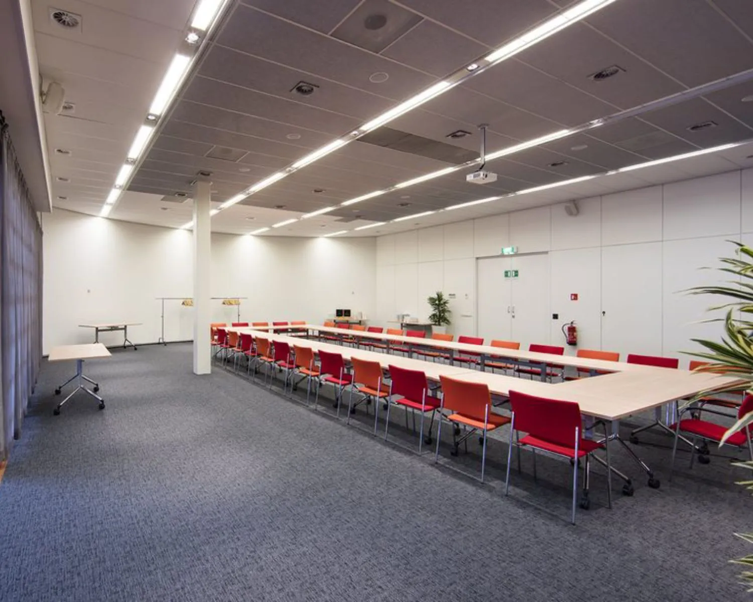 Ruime, modern ingerichte vergaderruimte met U-vormige opstelling aan de Polarisavenue 1 in Hoofddorp.