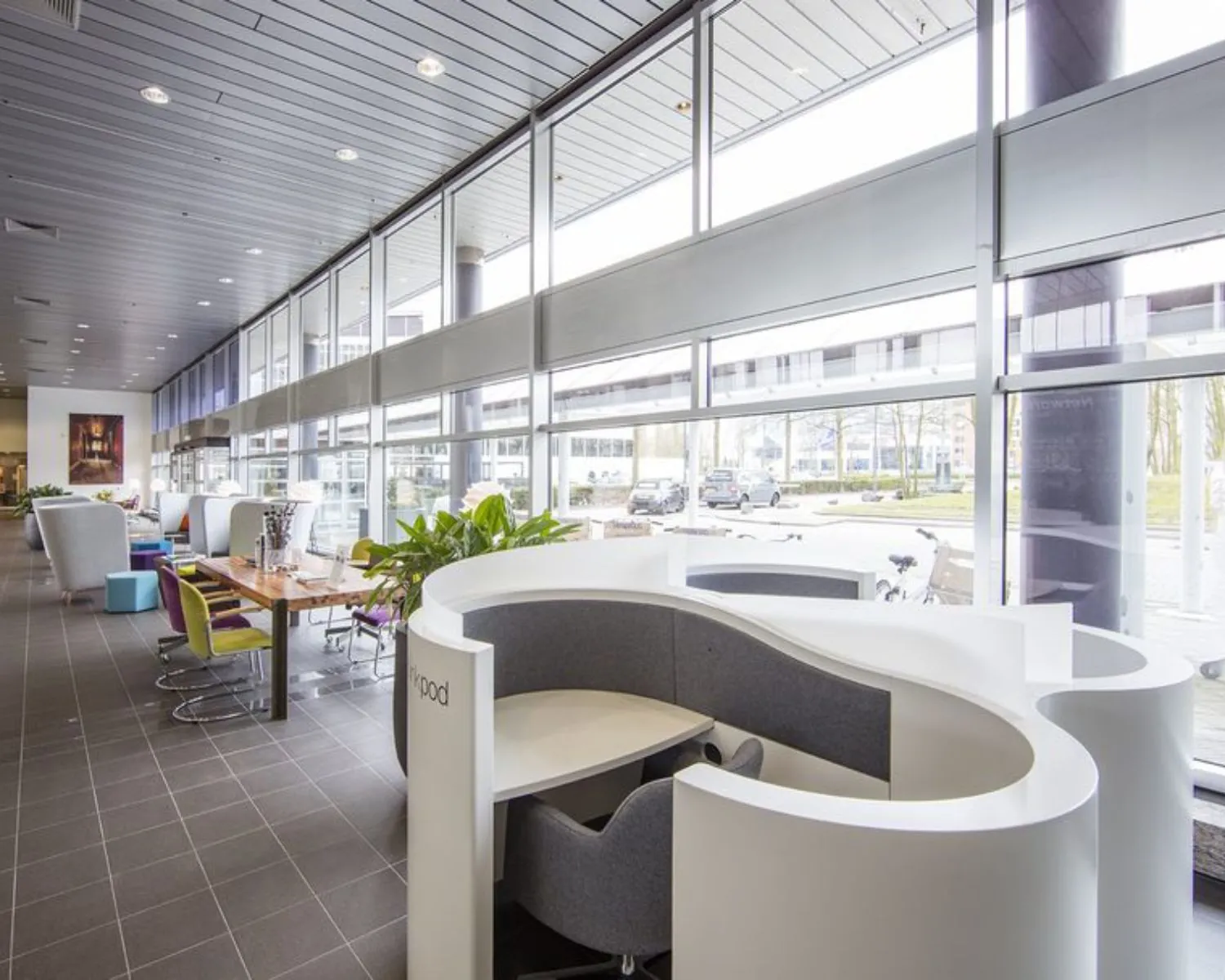 Moderne, lichte kantoorruimte met flexwerkplekken aan de Polarisavenue 1 in Hoofddorp.