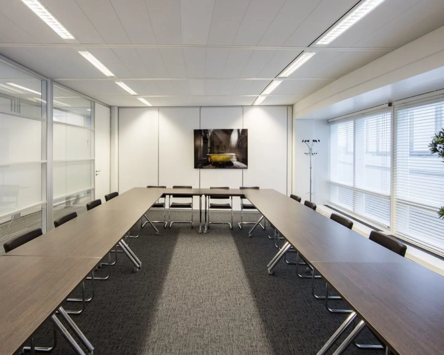 Vergaderruimte met U-vormige opstelling, grote ramen en modern interieur in kantoor aan de Polarisavenue 1 in Hoofddorp.