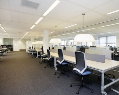Moderne open kantoorruimte met bureaus en bureaustoelen aan de Polarisavenue 1 in Hoofddorp.