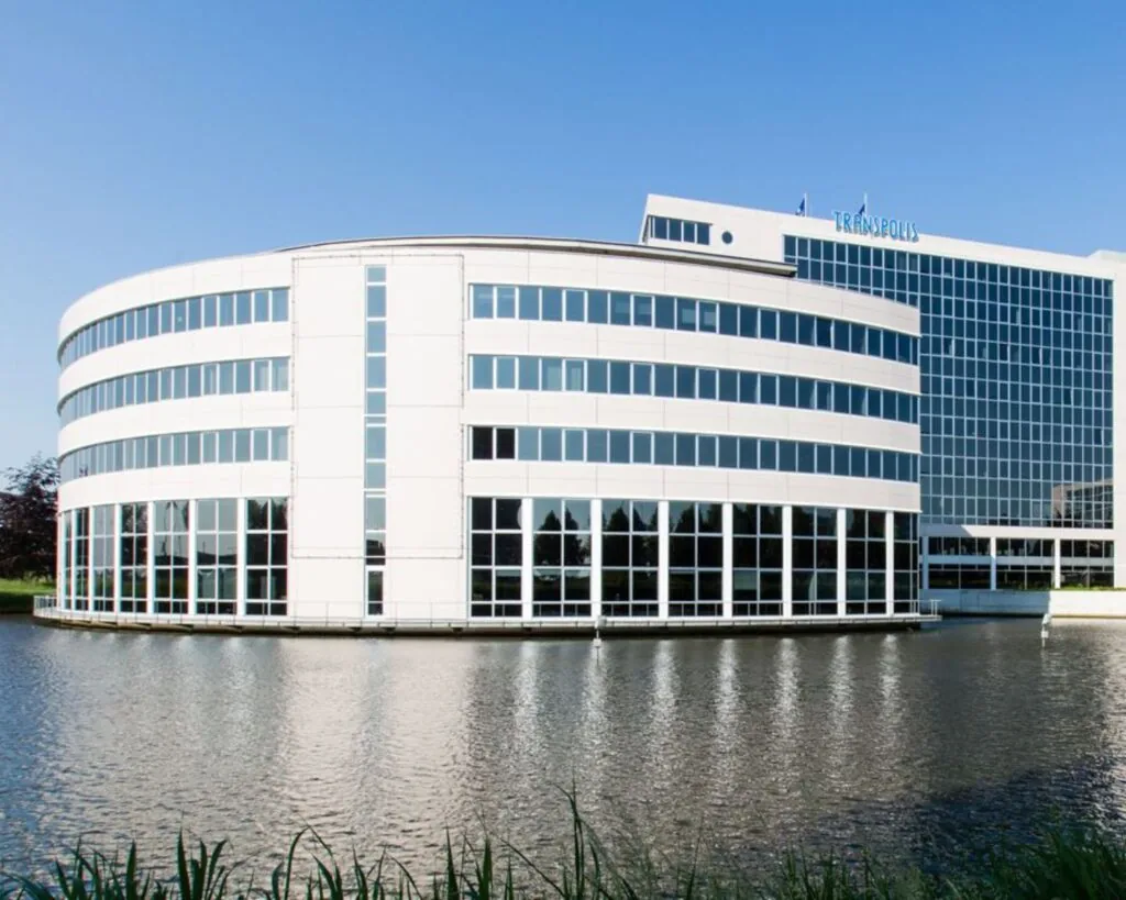Modern kantoorgebouw aan het water op Polarisavenue 1 in Hoofddorp.
