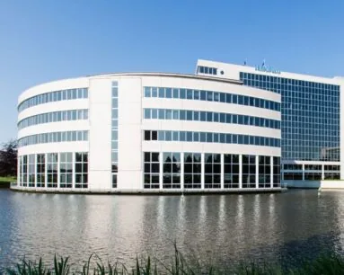 Modern kantoorgebouw aan het water op Polarisavenue 1 in Hoofddorp.
