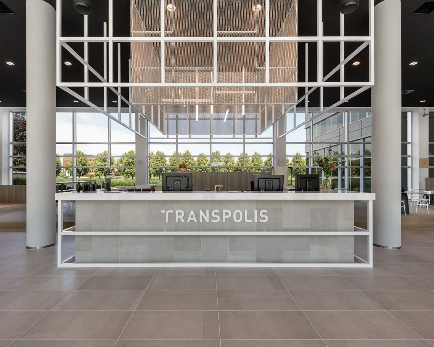 Moderne receptiebalie van Transpolis in een lichte en ruime kantoorruimte aan de Polarisavenue 1 in Hoofddorp.