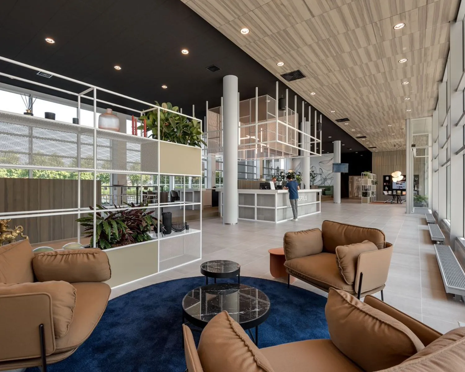 Moderne en stijlvolle kantoorruimte met zithoek en receptiebalie aan de Polarisavenue 1 in Hoofddorp.