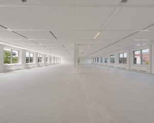 Ruime, lichte en lege kantoorruimte te huur aan de Polarisavenue 1 in Hoofddorp met ramen aan beide zijden.