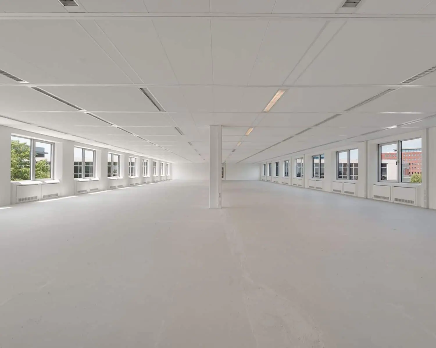 Ruime, lichte en lege kantoorruimte te huur aan de Polarisavenue 1 in Hoofddorp met ramen aan beide zijden.