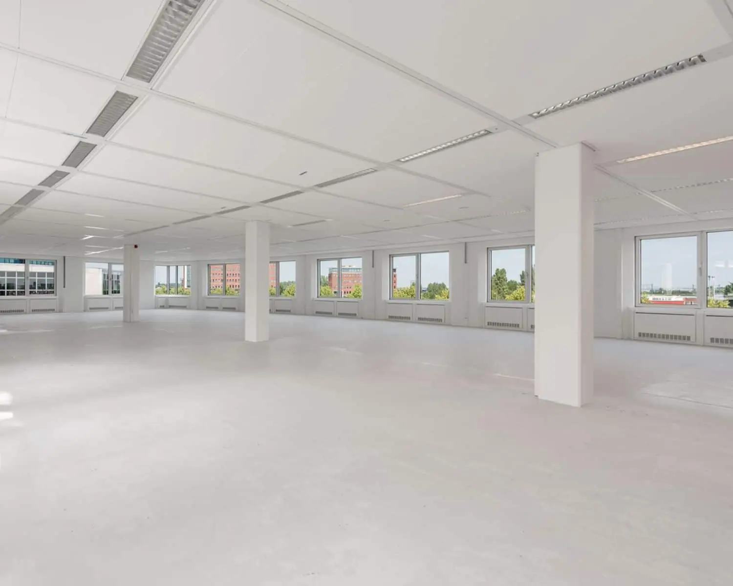 Lichte, open kantoorruimte te huur aan de Polarisavenue 1 in Hoofddorp met grote ramen en een strakke afwerking.