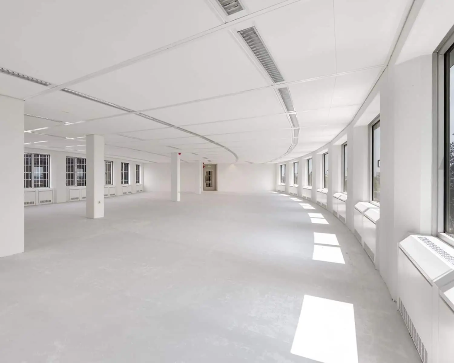 Lichte, ruime kantoorruimte te huur aan de Polarisavenue 1 in Hoofddorp met grote ramen en modern interieur.