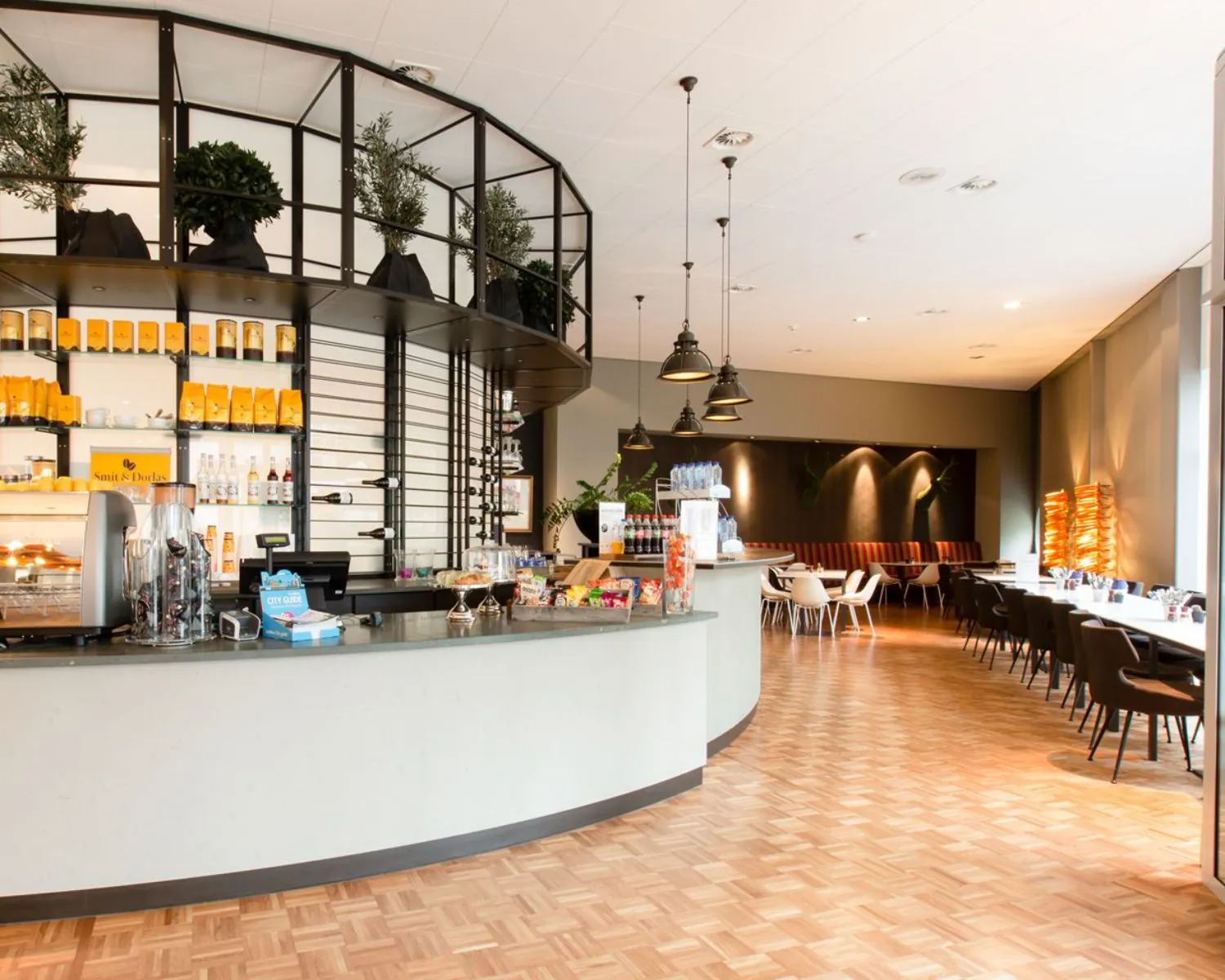 Moderne kantoorlounge met koffiebar en zitgedeelte aan de Polarisavenue 1 in Hoofddorp.