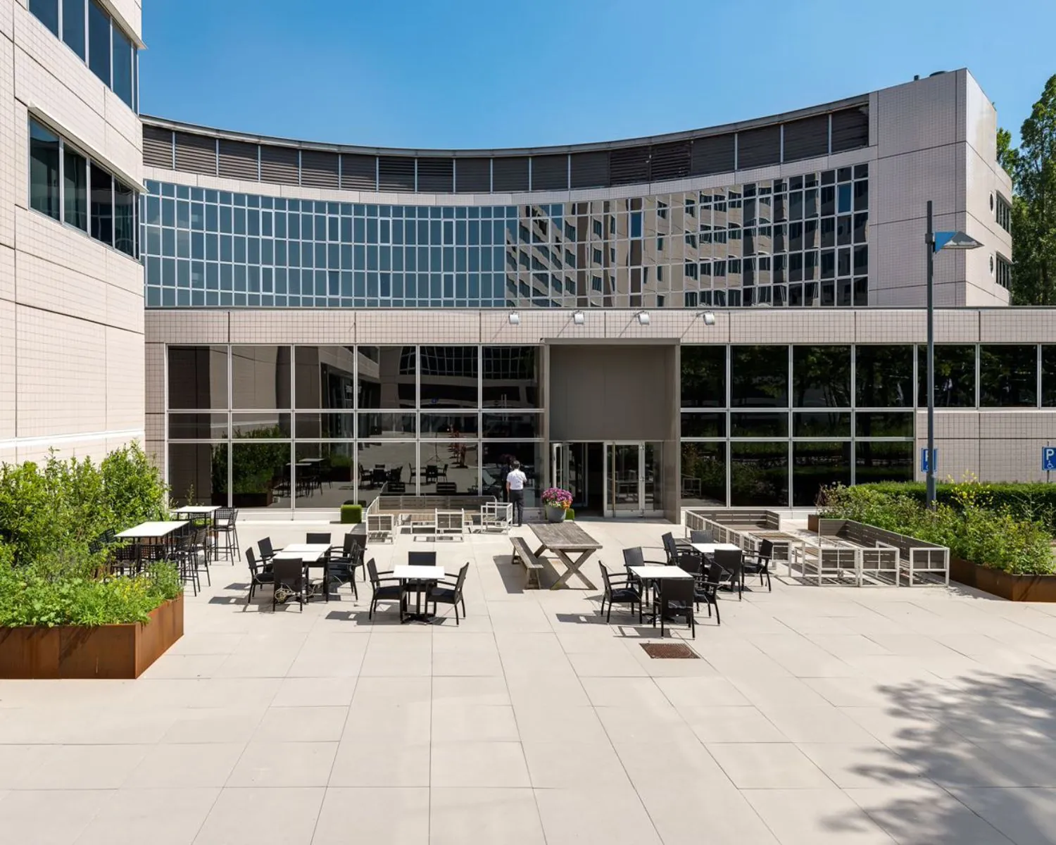 Buitenterras met zitgelegenheid bij kantoorruimte aan de Polarisavenue 1 in Hoofddorp.