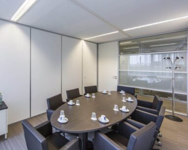 Vergaderruimte met ovale tafel en acht stoelen in kantoor aan de Polarisavenue 1 in Hoofddorp.