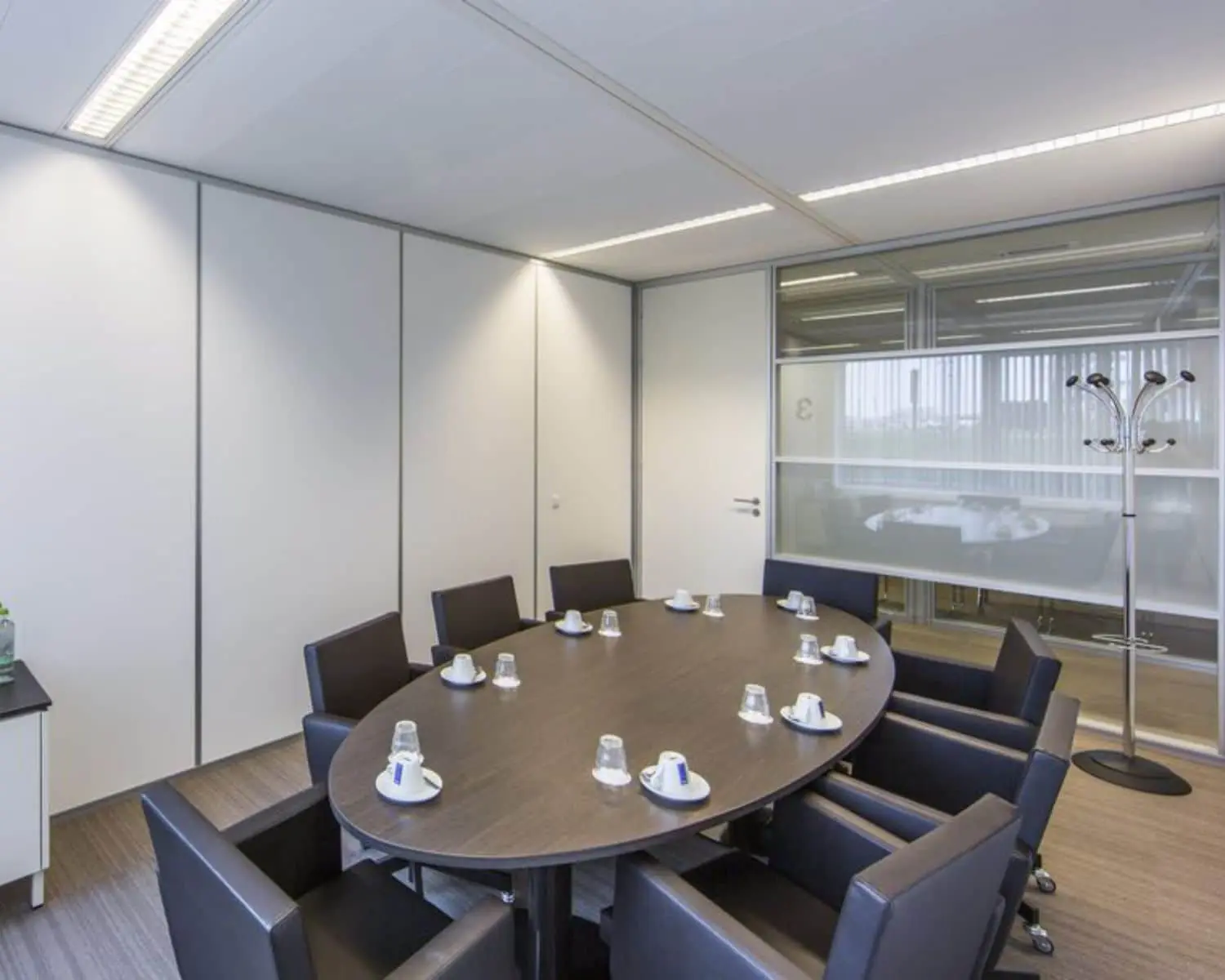 Vergaderruimte met ovale tafel en acht stoelen in kantoor aan de Polarisavenue 1 in Hoofddorp.