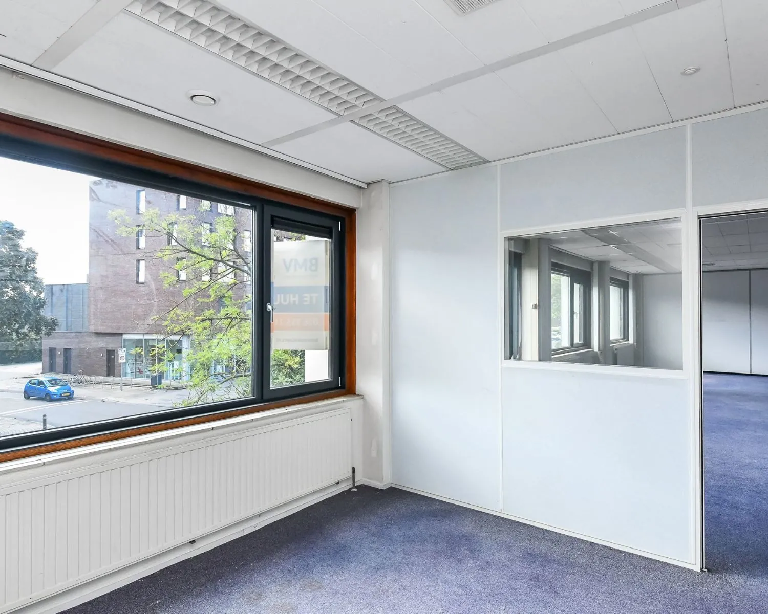 Lichte kantoorruimte te huur aan de Reigerstraat 30 met grote ramen en zicht op de straat.