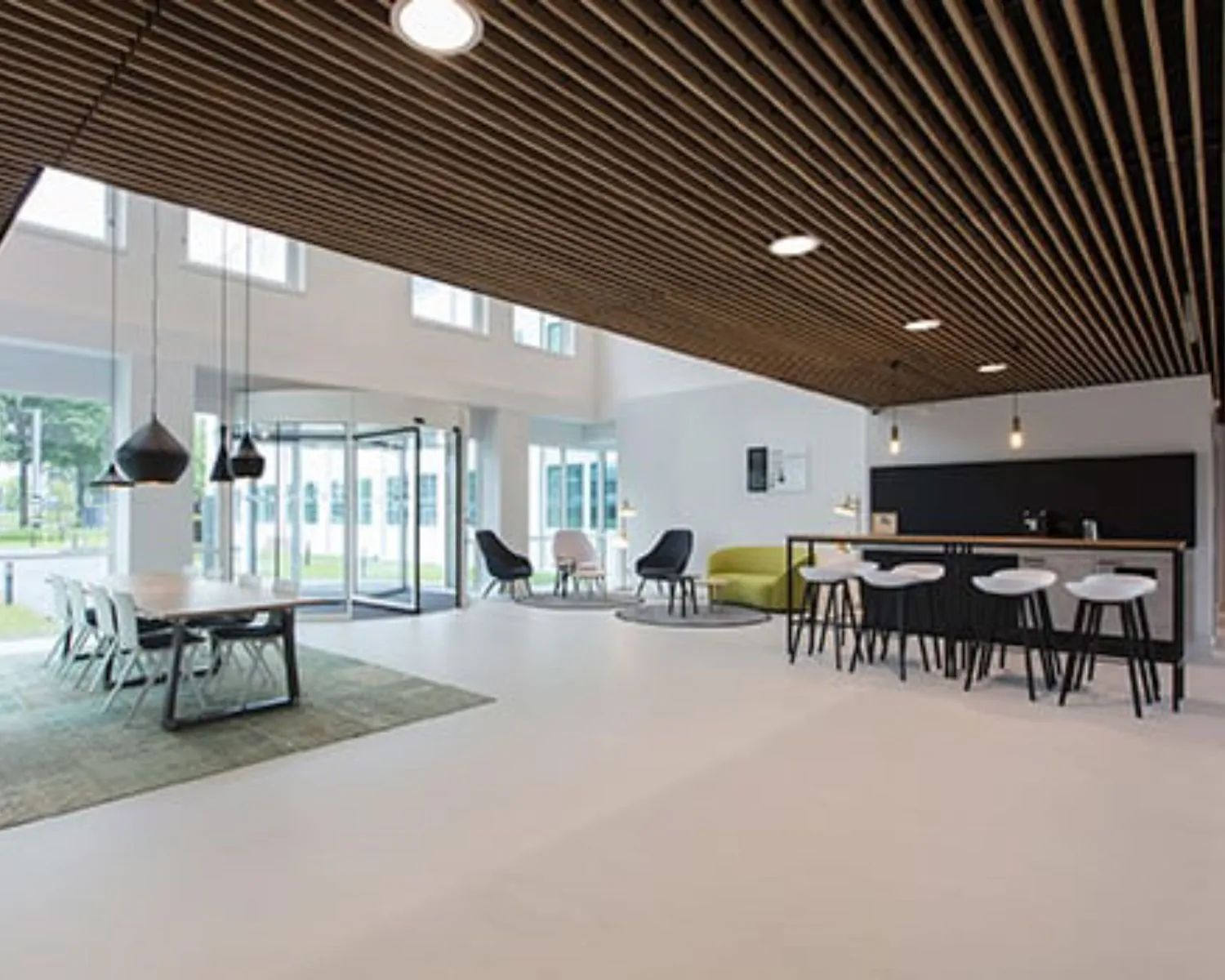 Moderne en lichte kantoorruimte met zithoeken, vergadertafel en bar aan de Saturnusstraat 46 in Hoofddorp.