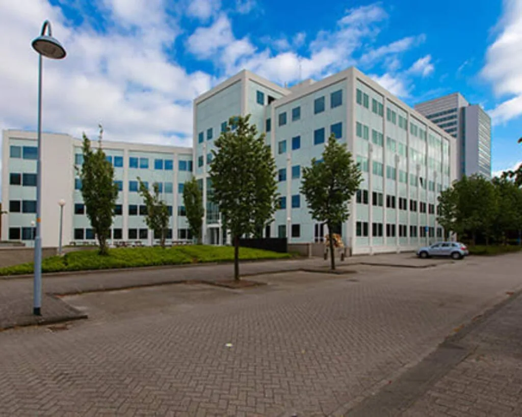 Modern kantoorgebouw aan de Saturnusstraat 46 in Hoofddorp met meerdere verdiepingen en omringd door bomen en parkeerplaatsen.