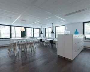 Moderne en lichte kantoorruimte met grote ramen, tafels, stoelen en opbergkasten aan de Saturnusstraat 46 in Hoofddorp.