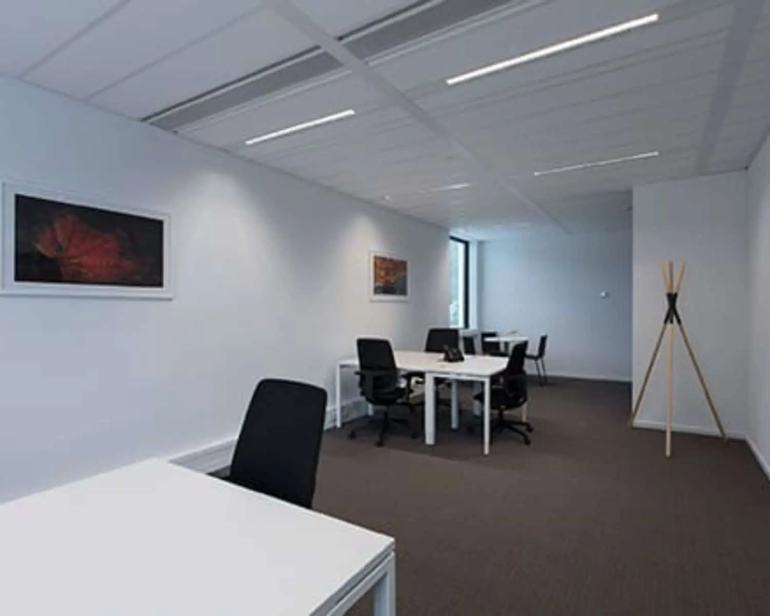 Moderne, lichte kantoorruimte met meerdere bureaus en stoelen aan de Saturnusstraat 46 in Hoofddorp.