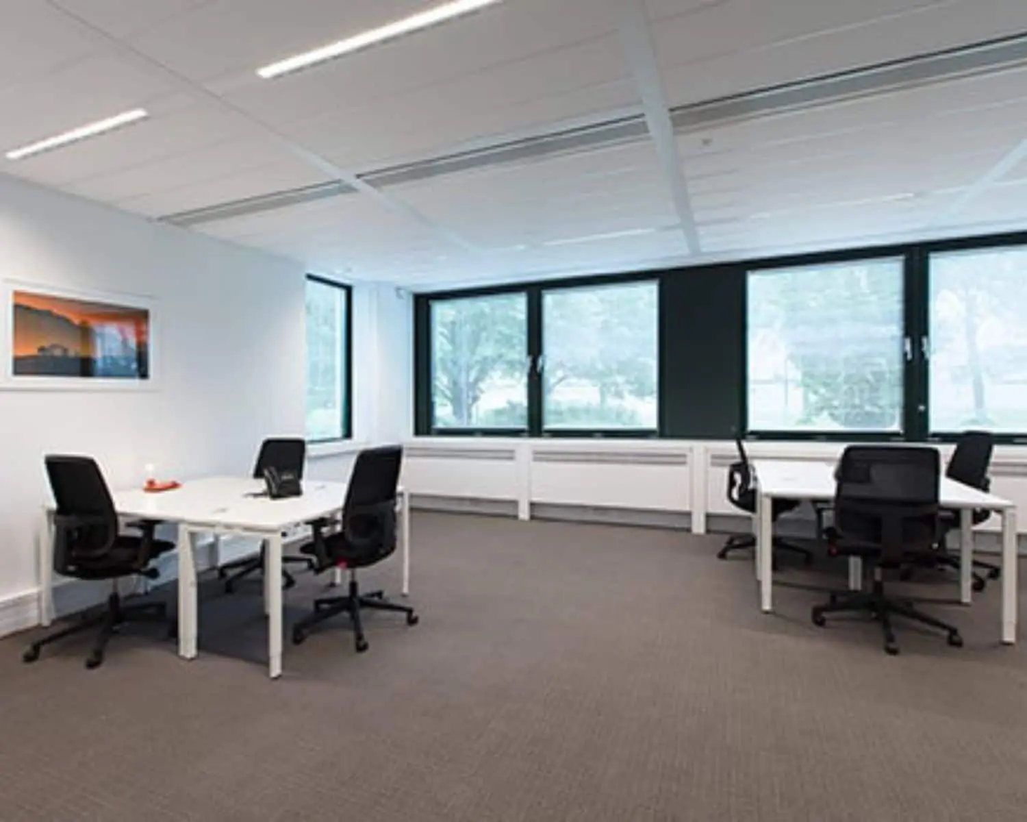 Moderne, lichte kantoorruimte met meerdere werkplekken aan de Saturnusstraat 46 in Hoofddorp.
