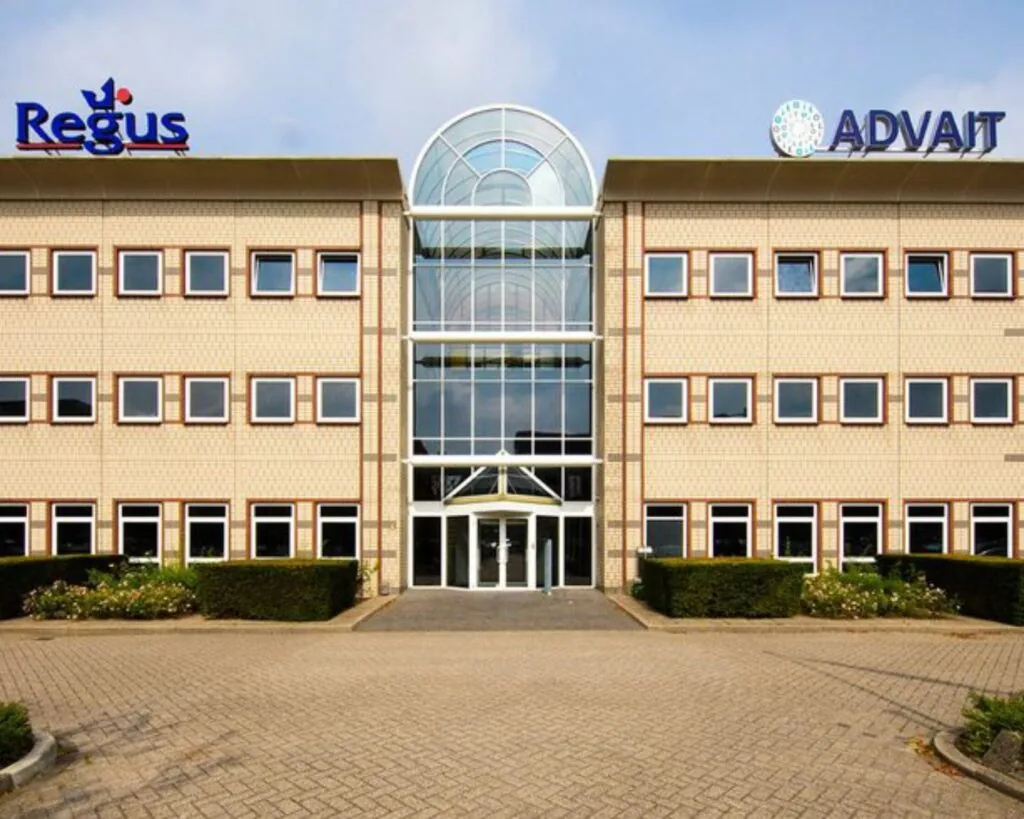 Vooraanzicht van het kantoorgebouw aan de Siriusdreef 17 in Hoofddorp met de bedrijfsnamen Regus en Advait op de gevel.