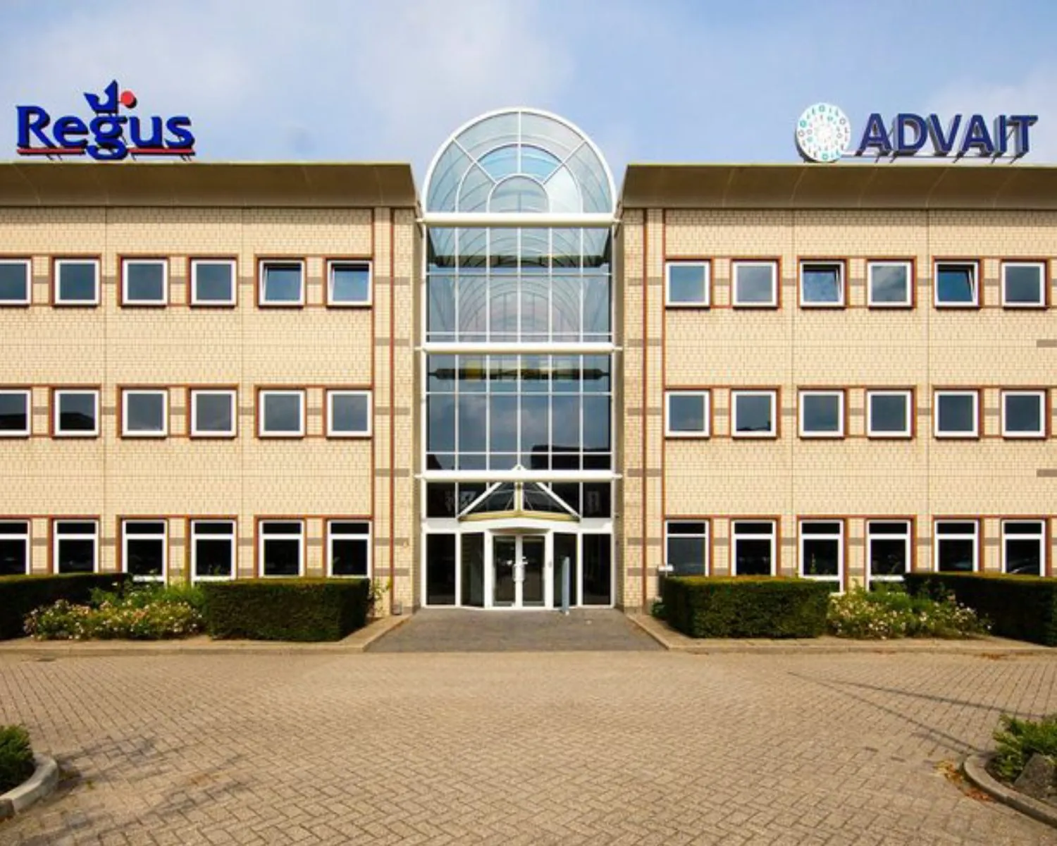 Vooraanzicht van het kantoorgebouw aan de Siriusdreef 17 in Hoofddorp met de bedrijfsnamen Regus en Advait op de gevel.