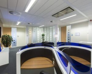 Moderne kantoorruimte met ronde werkplekken en glazen scheidingswanden aan de Siriusdreef 17 in Hoofddorp.