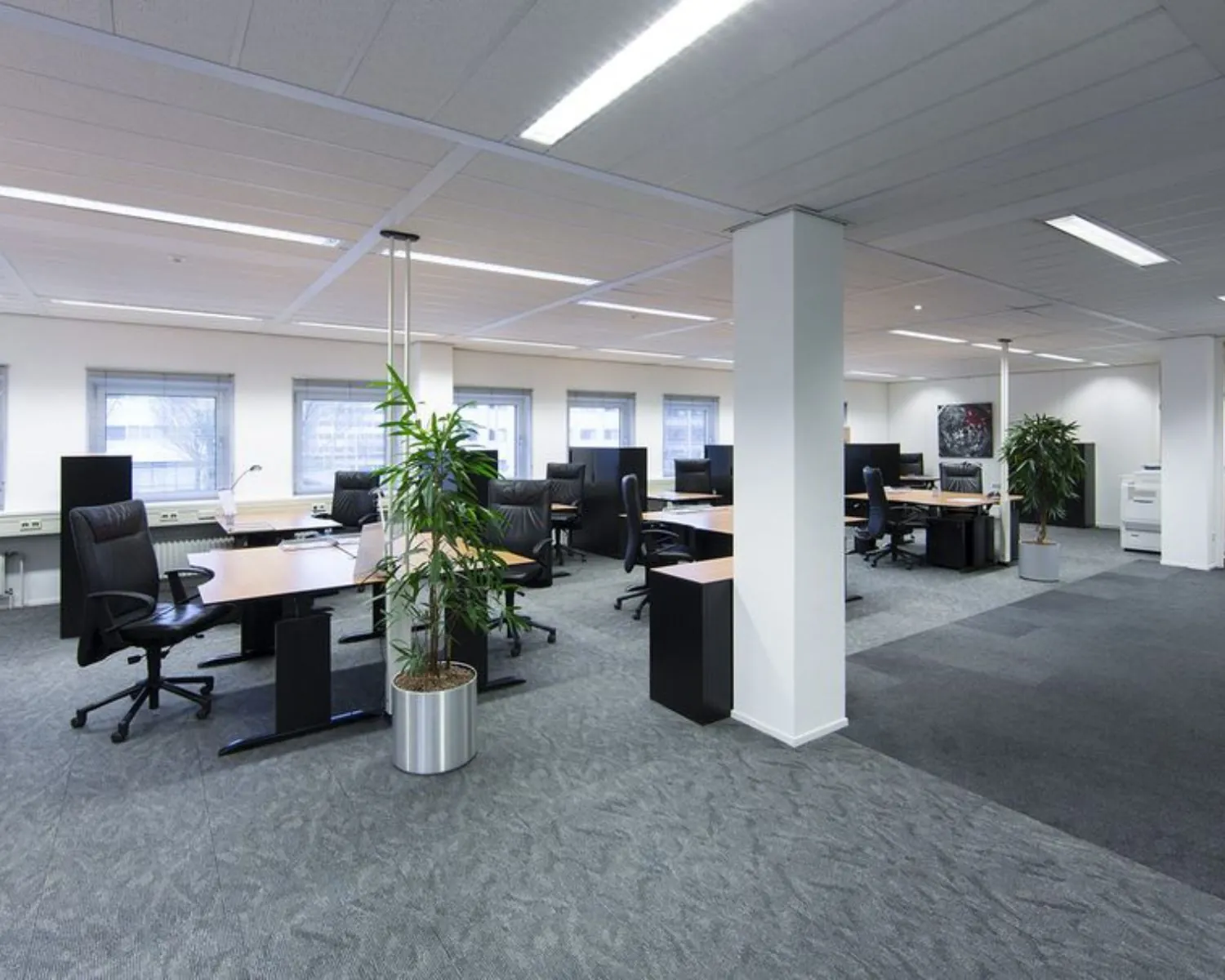 Moderne, ruime kantoorruimte te huur aan de Siriusdreef 17 in Hoofddorp met meerdere werkplekken, bureaustoelen en grote ramen.