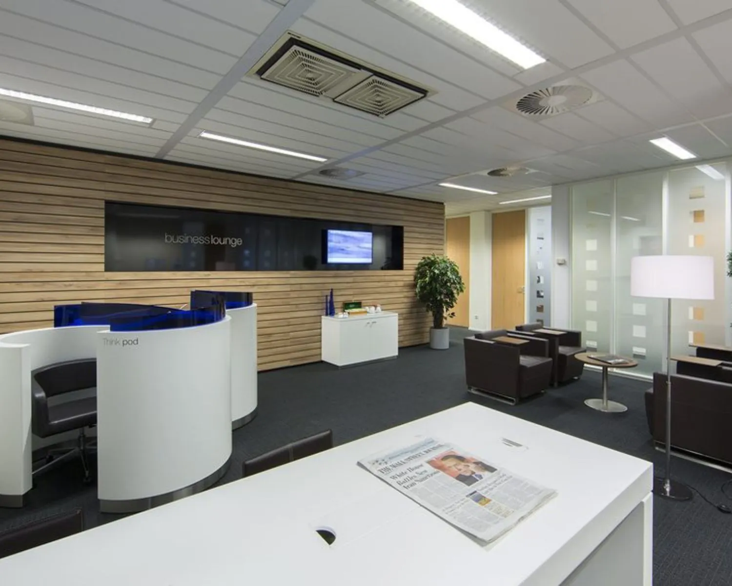 Moderne kantoorruimte met zithoeken, werkpods en een loungegedeelte aan de Siriusdreef 17 in Hoofddorp.