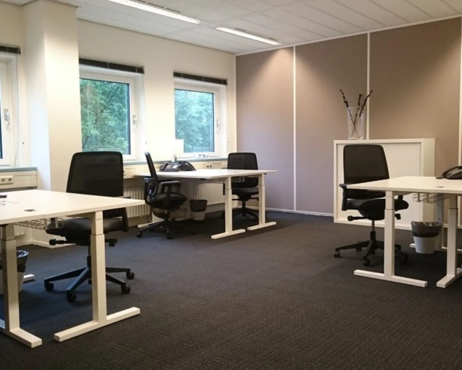 Moderne kantoorruimte met vier werkplekken aan de Siriusdreef 17 in Hoofddorp.