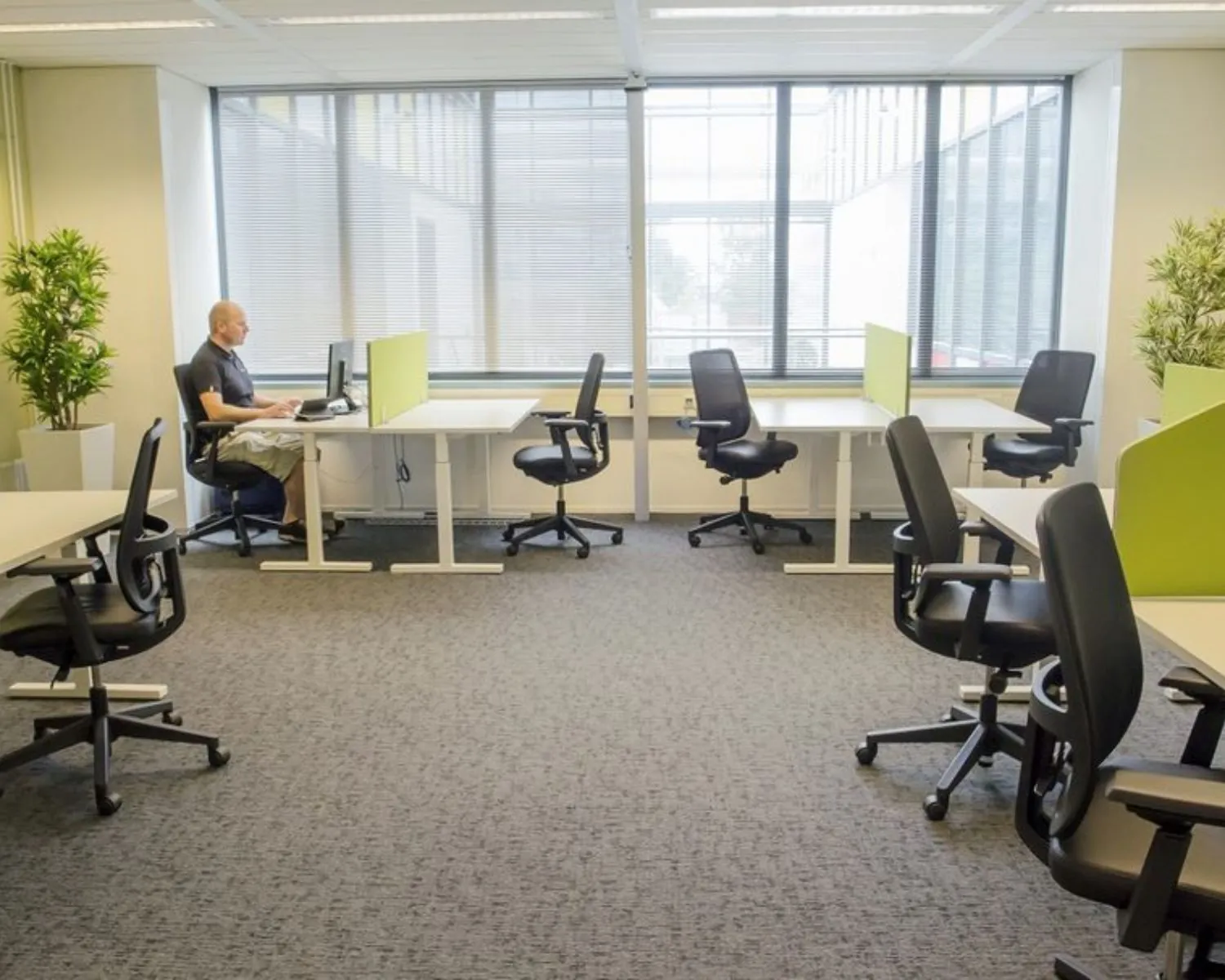 Moderne kantoorruimte aan de Siriusdreef 17 in Hoofddorp met meerdere werkplekken en grote ramen.