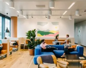 Moderne kantoorruimte aan de Strawinskylaan met zitgedeelte, flexwerkplekken en kleurrijke inrichting.