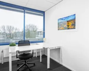 Moderne, lichte kantoorruimte met bureau, bureaustoel en groot raam aan de Laan van Westroijen 6 in Tiel.