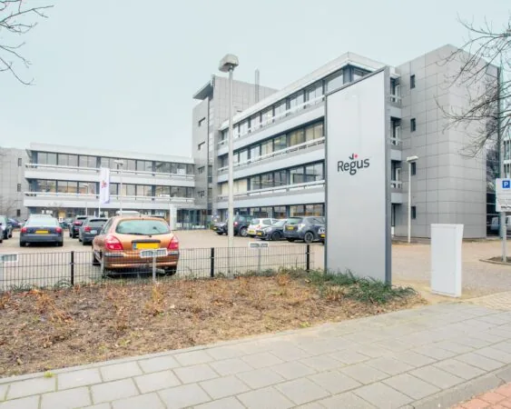 Moderne kantoorgebouwen met parkeerplaatsen bij Regus aan de Laan van Westroijen 6-8 in Tiel.