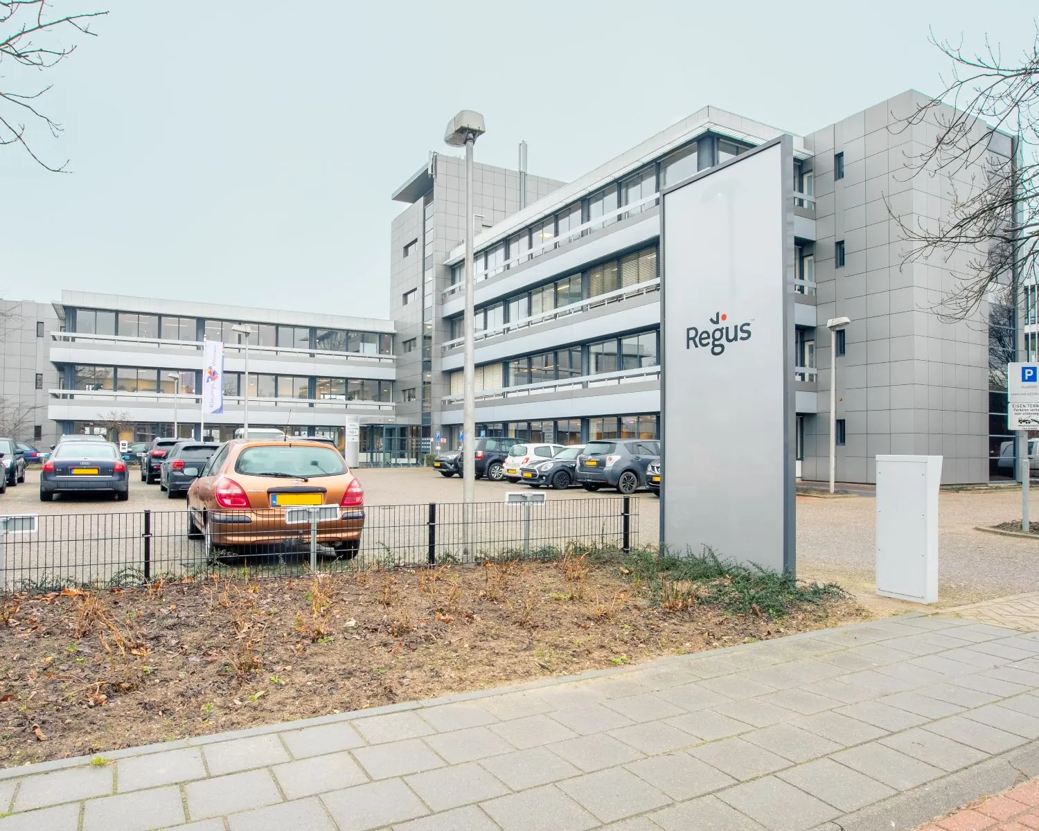 Moderne kantoorgebouwen met parkeerplaatsen bij Regus aan de Laan van Westroijen 6-8 in Tiel.