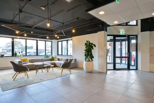 Moderne en lichte ontvangsthal met zitgedeelte in een kantoorpand aan de Kobaltweg 11.
