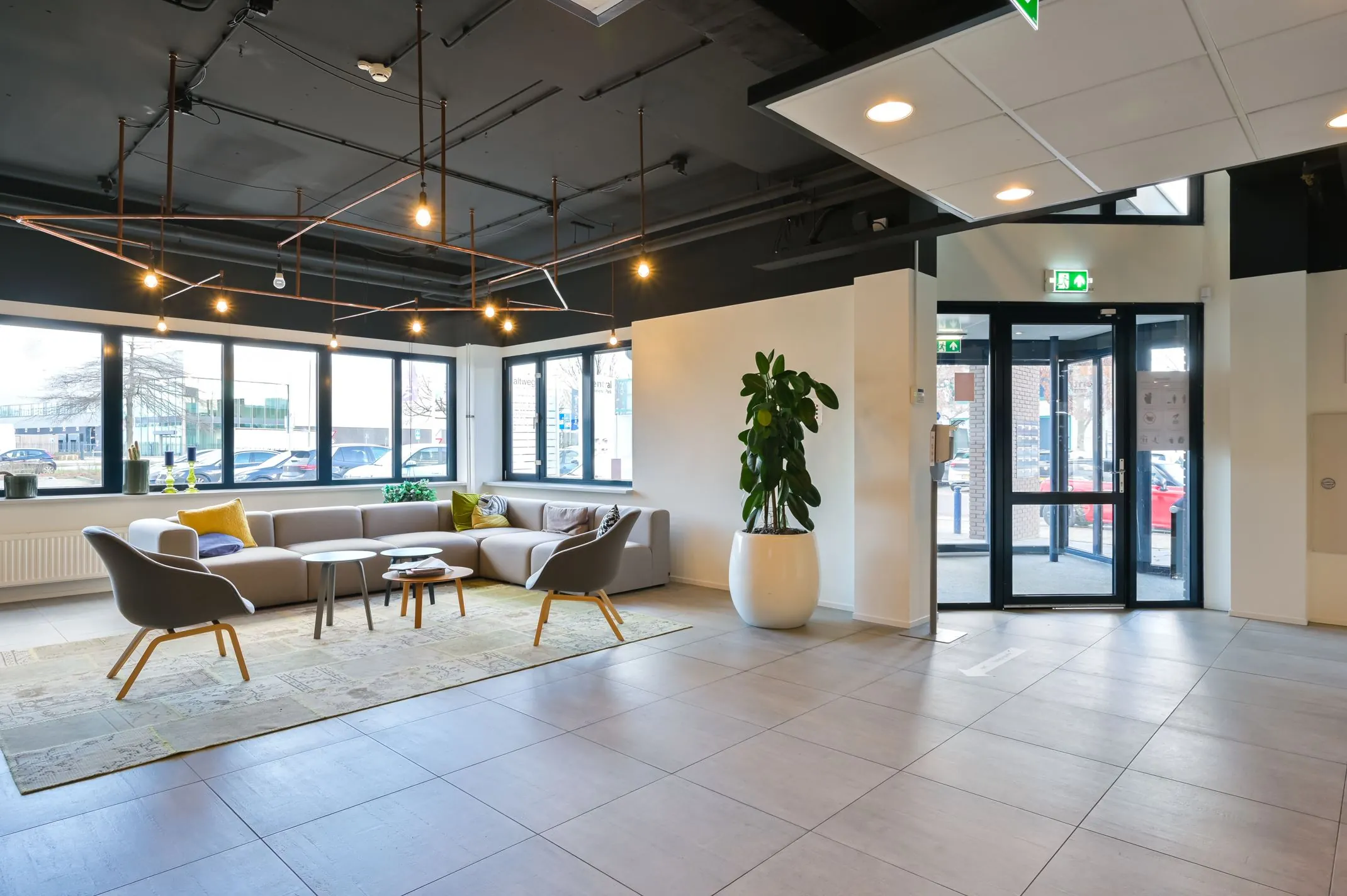 Moderne en lichte ontvangsthal met zitgedeelte in een kantoorpand aan de Kobaltweg 11.