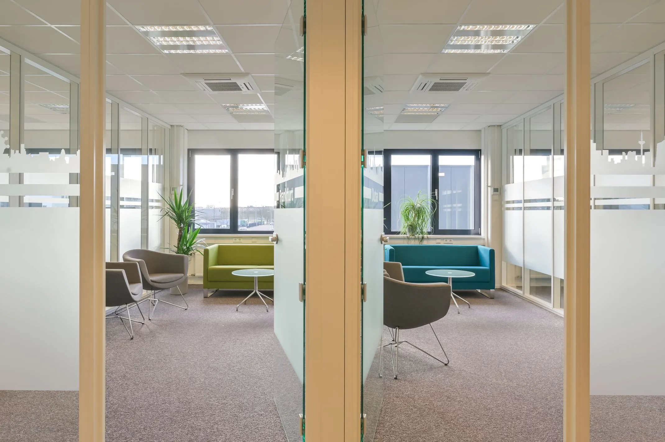 Moderne kantoorruimte aan de Kobaltweg 11-5 met glazen wanden, zitgedeelte en veel daglicht.