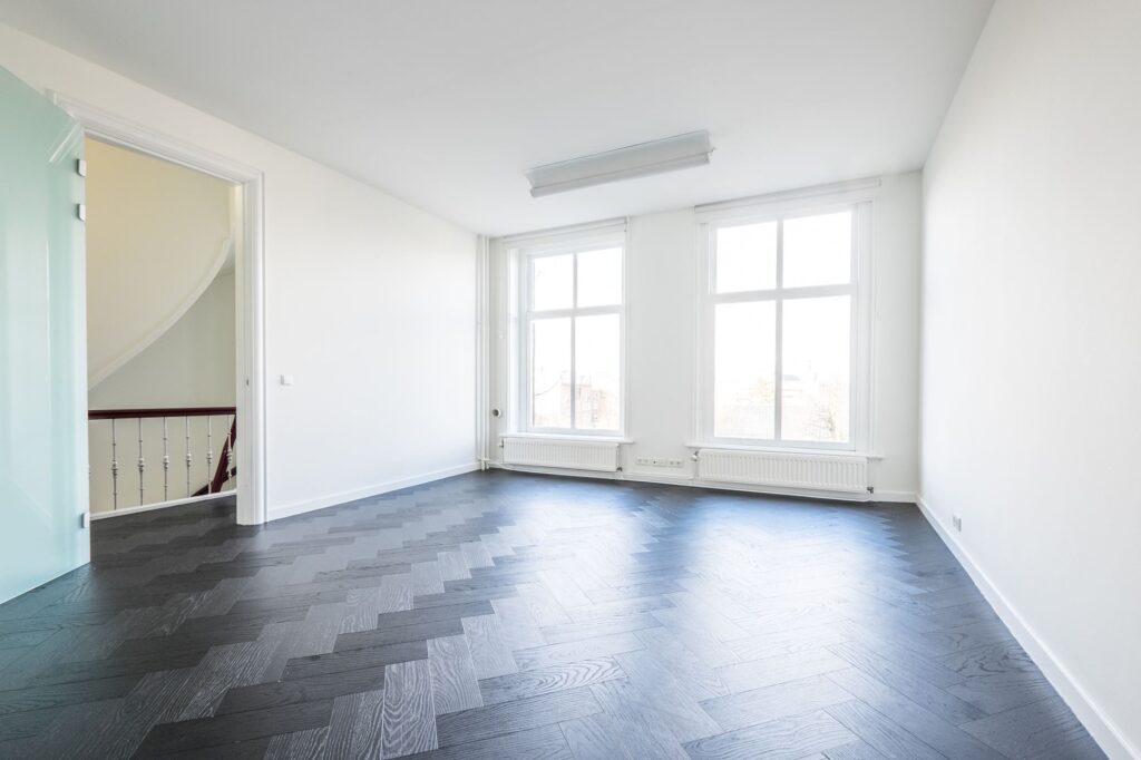 Lichte kantoorruimte aan de Sophialaan 21 in Amsterdam met visgraatvloer en grote ramen.