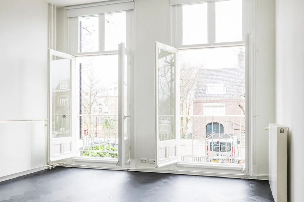 Lichte kantoorruimte aan de Sophialaan 21 in Amsterdam met dubbele openslaande deuren naar een Frans balkon.