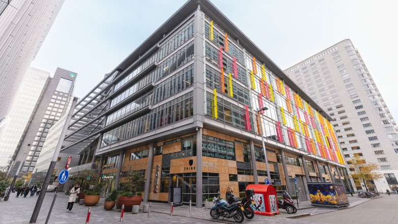 Een modern kantoorgebouw aan de Claude Debussylaan 15 met kleurrijke verticale panelen op de gevel.