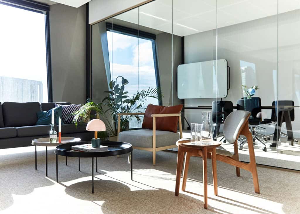 Moderne en lichte kantoorruimte met stijlvolle inrichting aan de Hildegard von Bingenstraat 44 in Amsterdam.