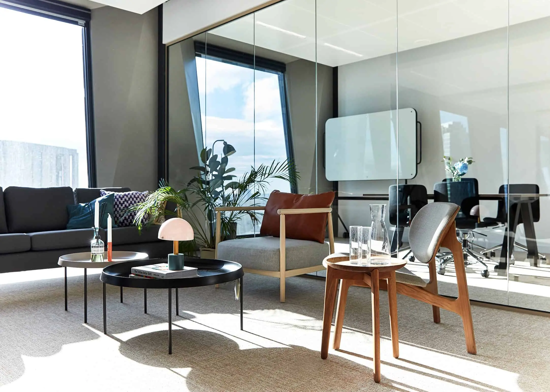 Moderne en lichte kantoorruimte met stijlvolle inrichting aan de Hildegard von Bingenstraat 44 in Amsterdam.