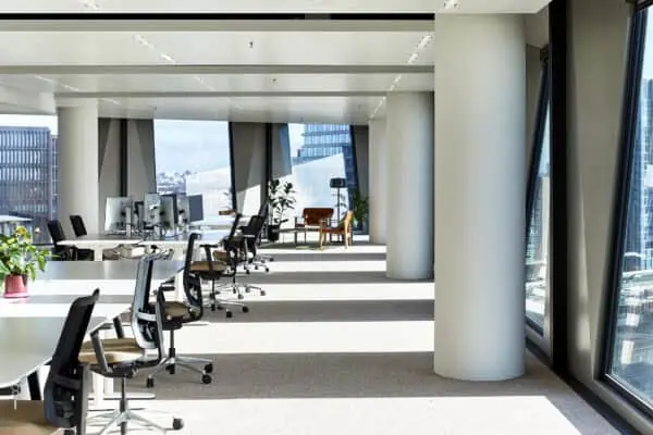 Moderne kantoorruimte met werkplekken en loungehoek aan de Hildegard von Bingenstraat 44 in Amsterdam.