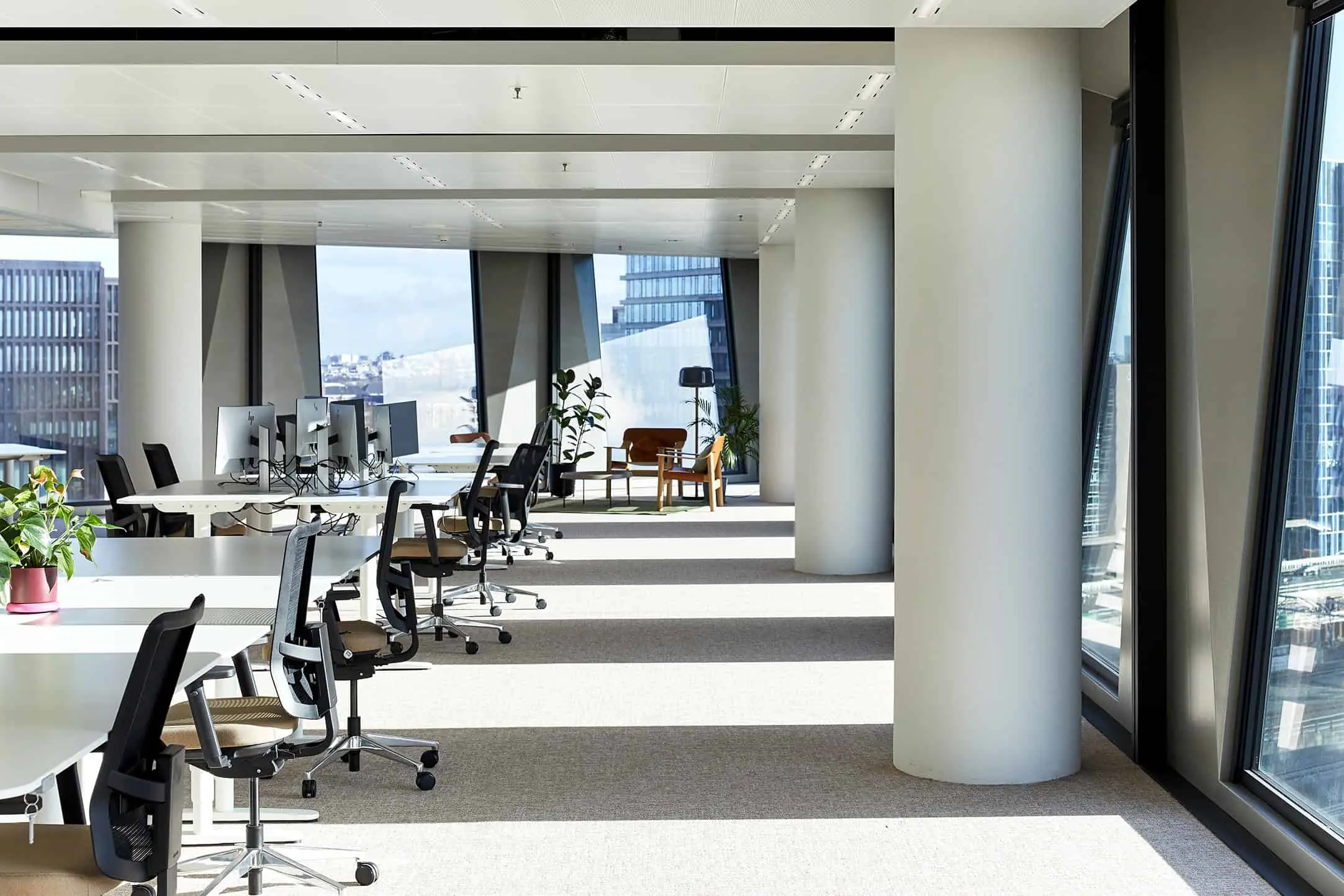 Moderne kantoorruimte met werkplekken en loungehoek aan de Hildegard von Bingenstraat 44 in Amsterdam.